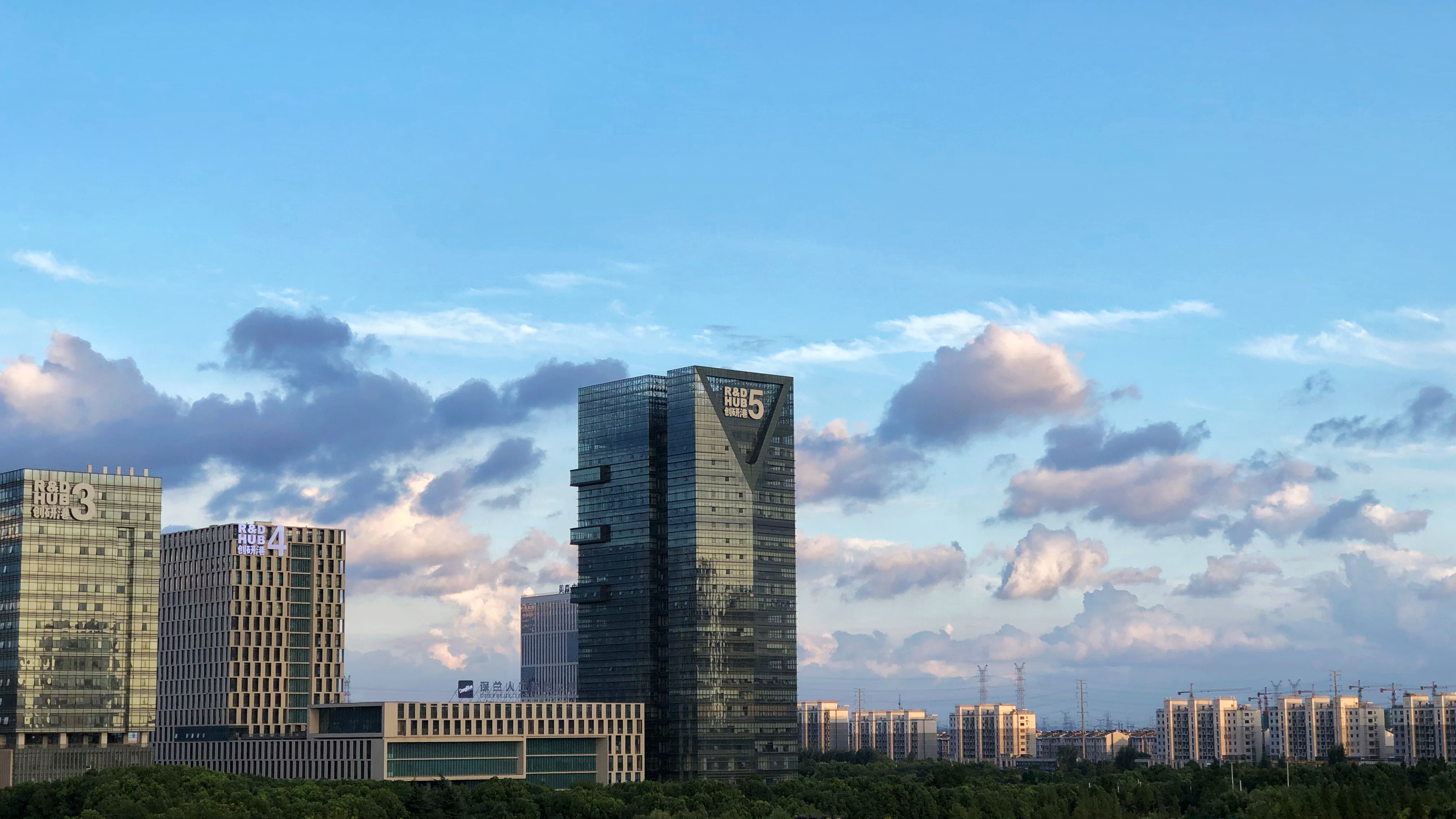 实习的时候在公司里对着窗外拍的，刚刚下完雨，感觉一切都很清新