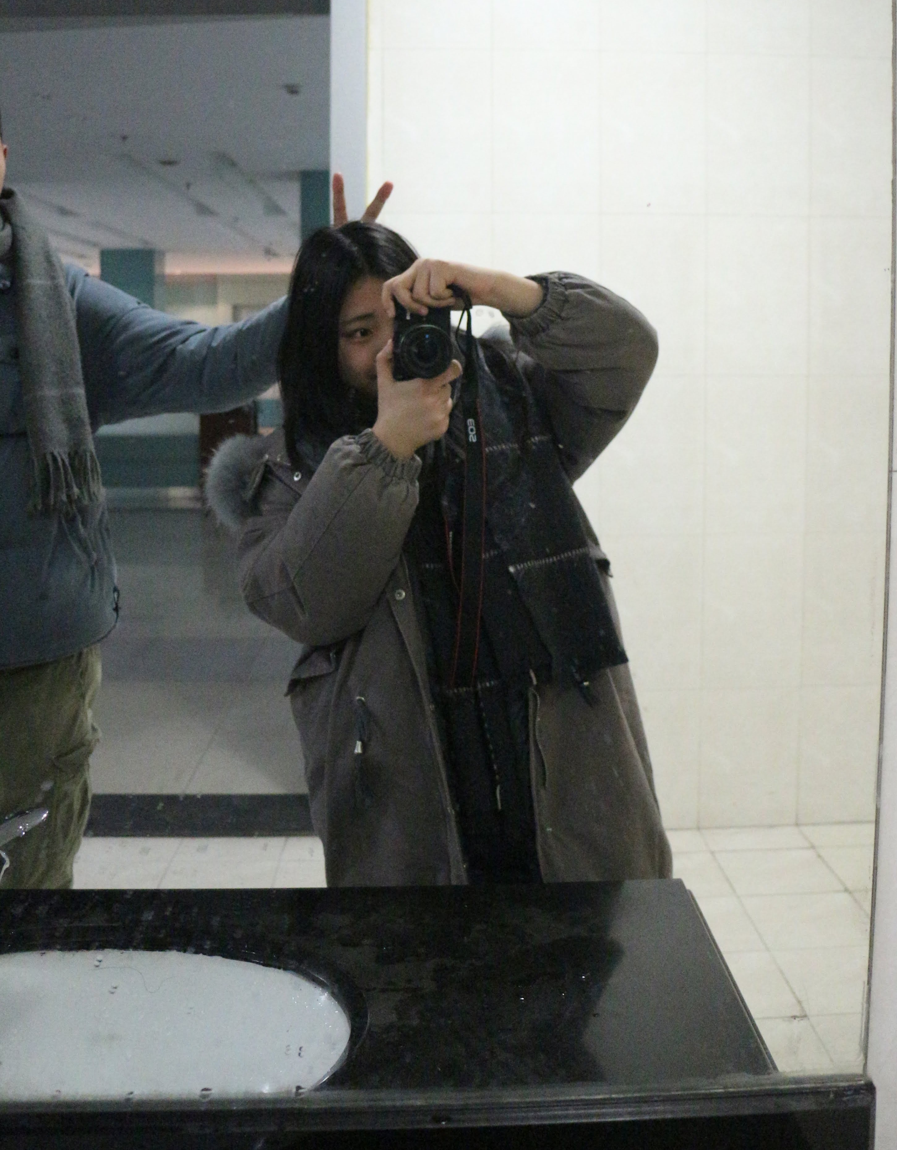 显然是冬天，她来我的学校找我