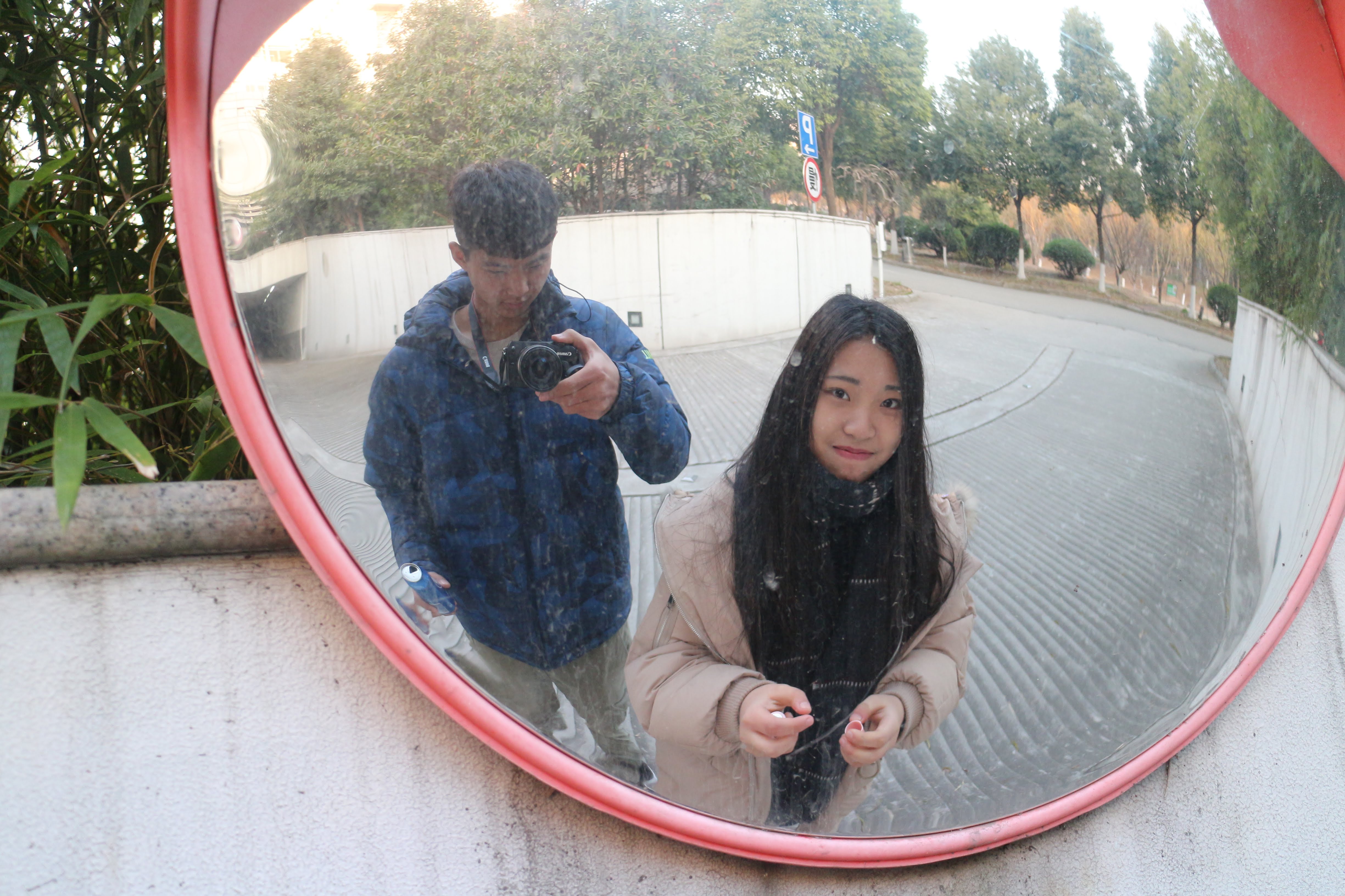 刚刚在一起的时候，在逛校园