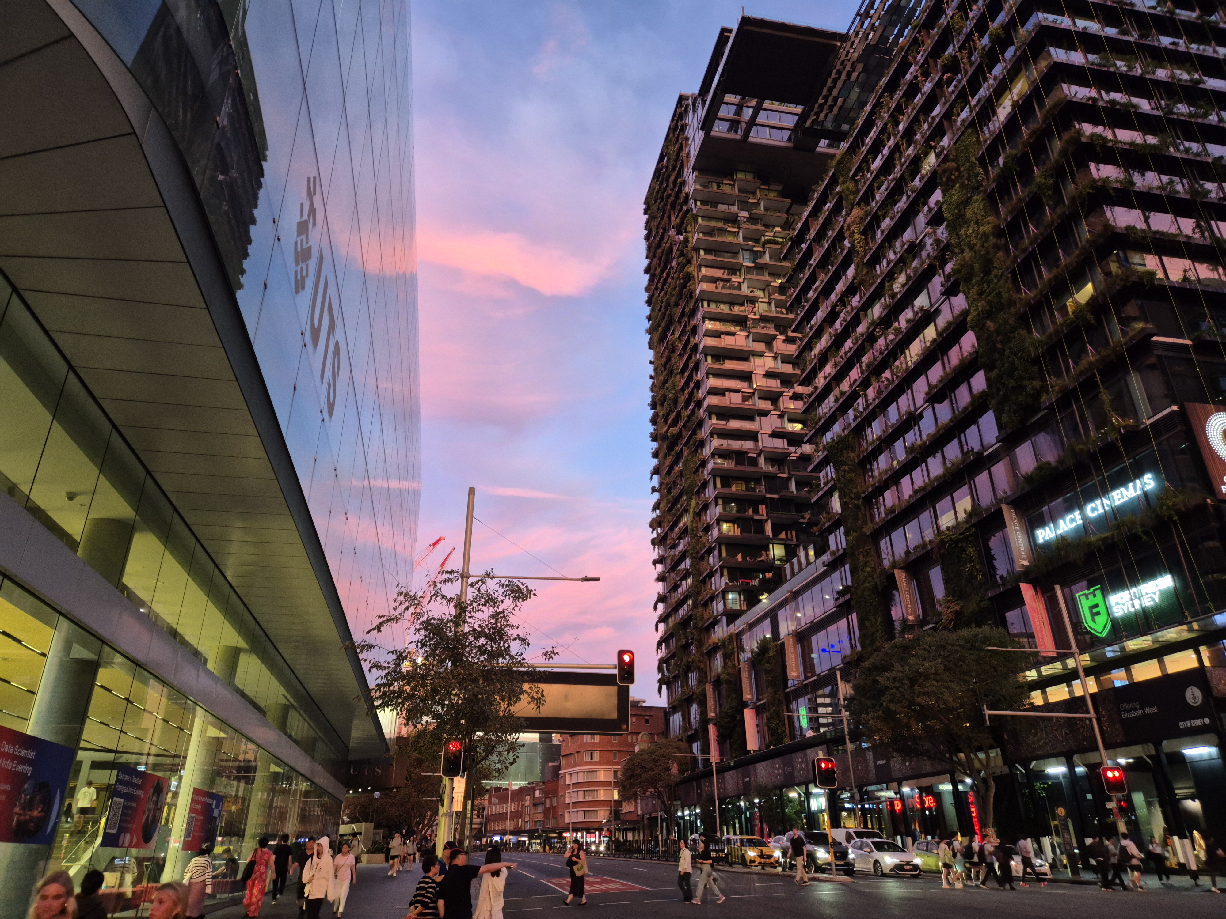 左边的是教学楼，右边的是公寓楼